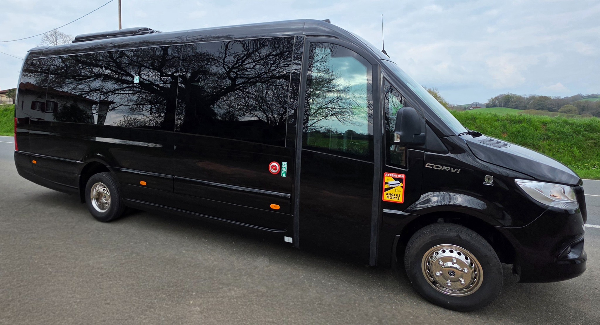 Minibus noir 22 places avec chauffeur Biarritz Pays Basque